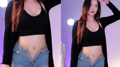청바지 지퍼를 끝까지 내린 세림잉