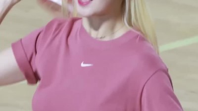 나이키 크롭티 흰 반바지 안혜지 치어리더