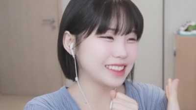 머리를 단발로 자른 우정잉]