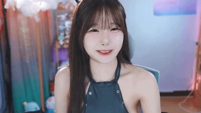 정육점 여주인 느낌의 가죽 수련수련...옆슴 노출한 오토바이