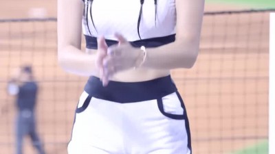 봉긋한 크롭 상의 돌핀팬츠 김진아 치어리더