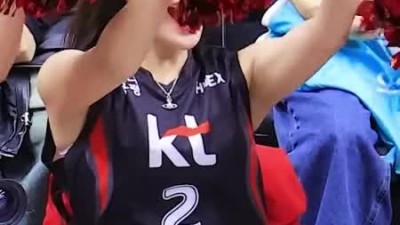 관중석으로 날아오는 공을 잡는 이예빈