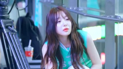 앉아서 물마시는 권희원 치어리더