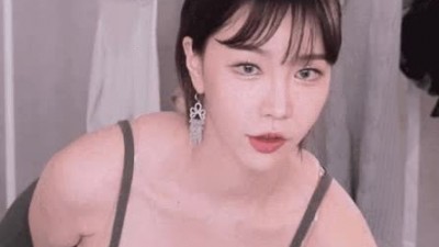 살짝 숙이는 겨우디