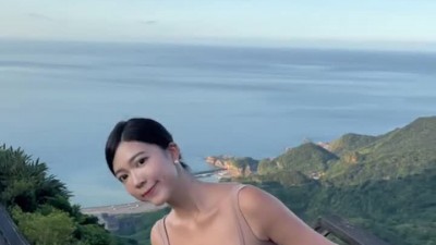 정상에서 바다를 바라보는 대만 처자 Yuri 몸매