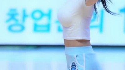 치어리더  변하율 묵직한 크롭 흰티 무브먼트 하늘색 돌핀팬츠 오버니삭스