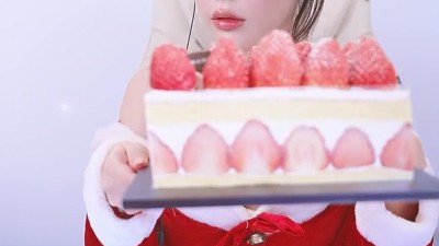 빨간 딸기케이크와 빨간 란제리 가슴골 자랑하는 강인경]