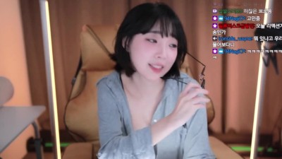 캠 각도 조절하고 먹방하는 강인경