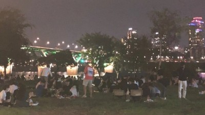  술집 영업 단축되자 한강공원 상황
