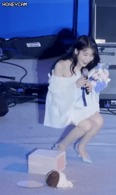 케이크 떨어뜨리고 당황한 아이유