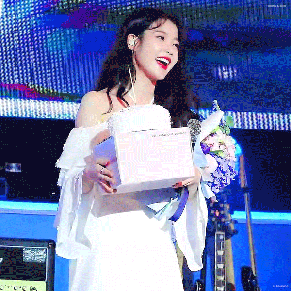 케이크 떨어뜨리고 당황한 아이유