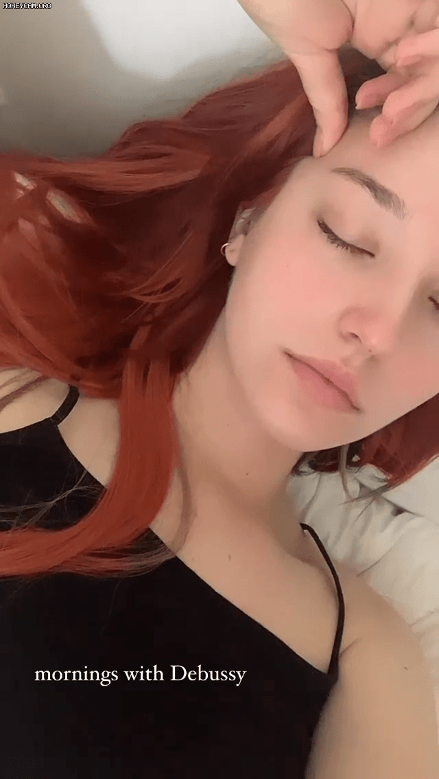 셀카 찍는 안젤리나 다닐로바