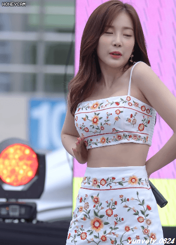 윤채경 끈 민소매