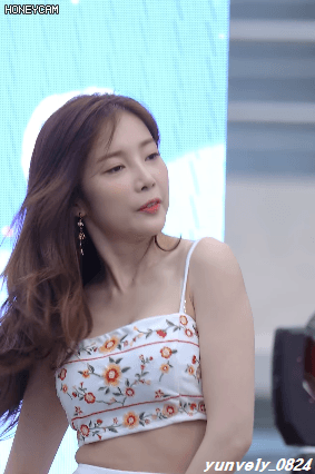 윤채경 끈 민소매
