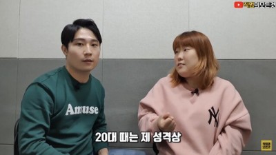  성형하려고 공장 다니는 여성