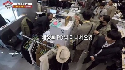  그알 PD 책상에 붙어있는 여배우의 사진